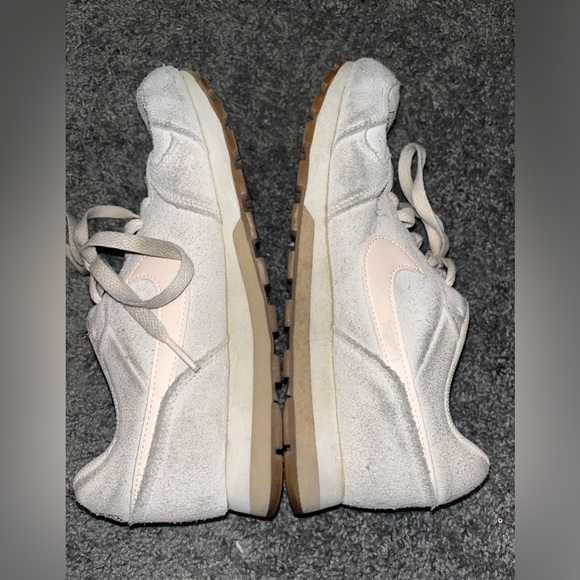 Nike Women's MD Runner 2 SE (AQ9121-801) Guava Ice 🌵8 - Picture 2 of 11